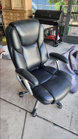 Nice Office chair barely used 10$