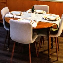 Dining Room Table / 2 Chairs