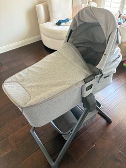 Nuna Bassinet + Stand – Like New – Used Less Than 5 Months