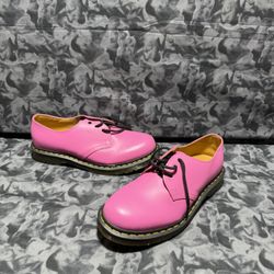 Dr Doc Martens Pink Boots Shoes Unisex Mens Size 10 Ladies Size 11  The Dr. Martens Pink Boots Shoes in unisex size are a stylish and edgy choice for 