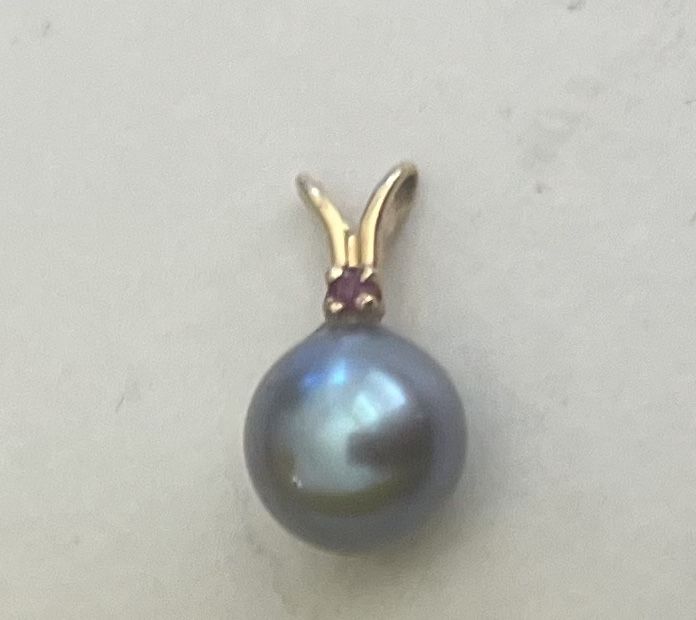 Vintage 14K Gold 8.5mm Grey Akoya Pearl Solitaire Pendant with Ruby Accent