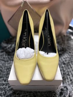 Calvin klein deals yellow pumps