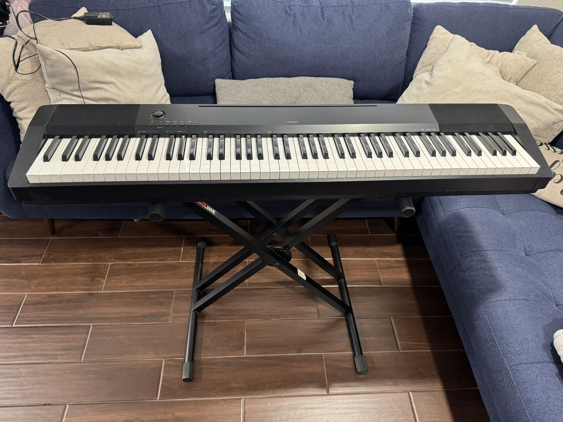 Keyboard With Stand - Great For Beginner