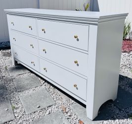 Dresser with 6 drawers