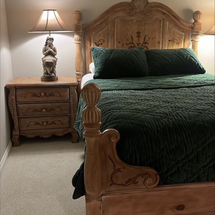 6 Piece Bedroom Set/ Also Including Dresser Lamps 