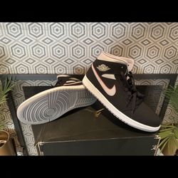 Jordan 1 Mid “Black Particle Grey Gym Red”
