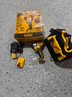 Dewalt 12 volt 1/4” Impact gun kit with 1 2AH battery, charger and bag NEW