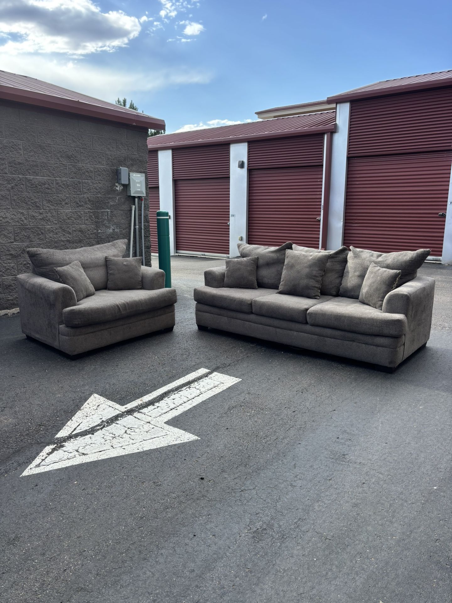 **FREE DELIVERY** Beautiful Modern 3 Seater Couch And Loveseat Chair