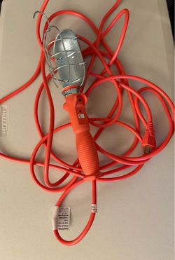 Woods 0691 16/3 gauge SJTW trouble light with metal guard & outlet 75 watt 25 foot