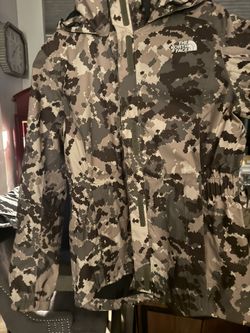 Title: The North Face Women’s Camo Hooded Jacket – Medium