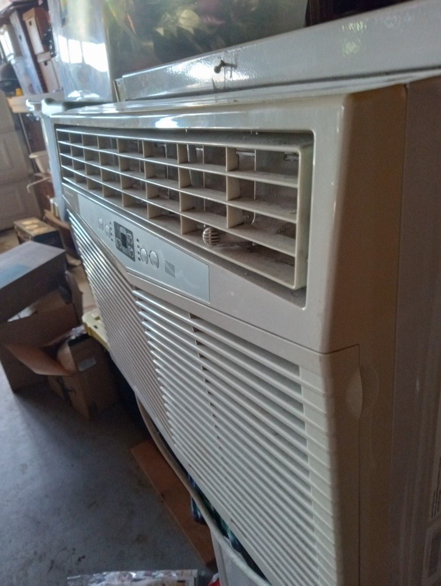 AC UNIT. WORKS LIKE NEW! 