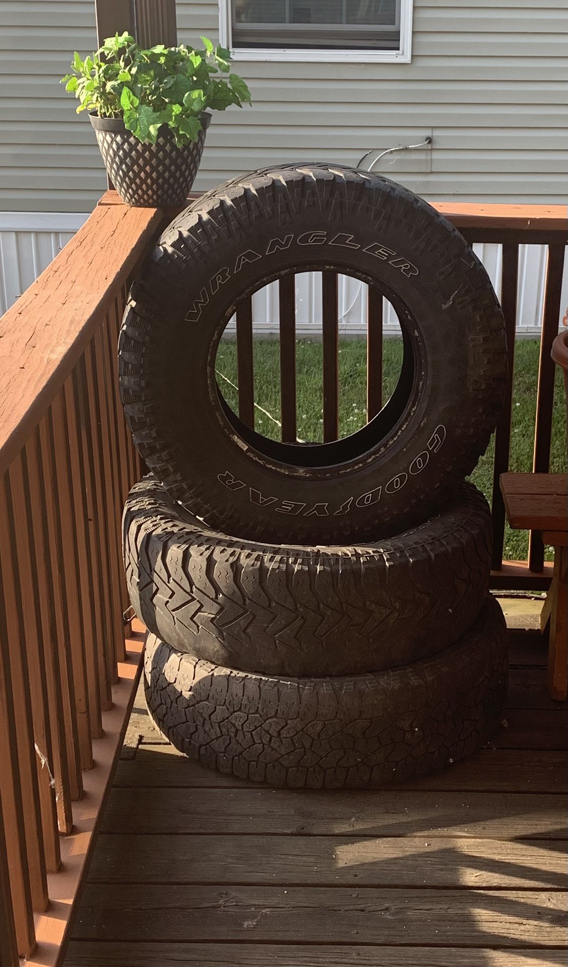 3 Médium-wear LT255/75R16 Wrangler Goodyear tires