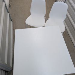 🪑 Small White Table + 2 Chairs – $40 (Clean, Modern, Compact)