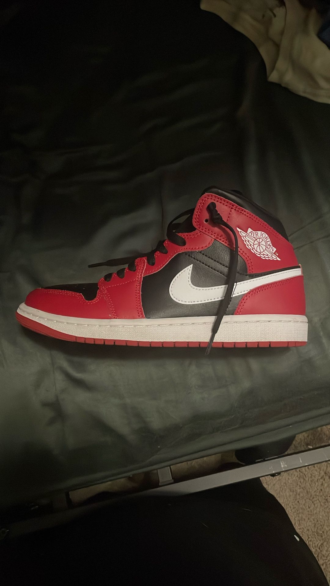 Jordan 1 Mids Black And Red 