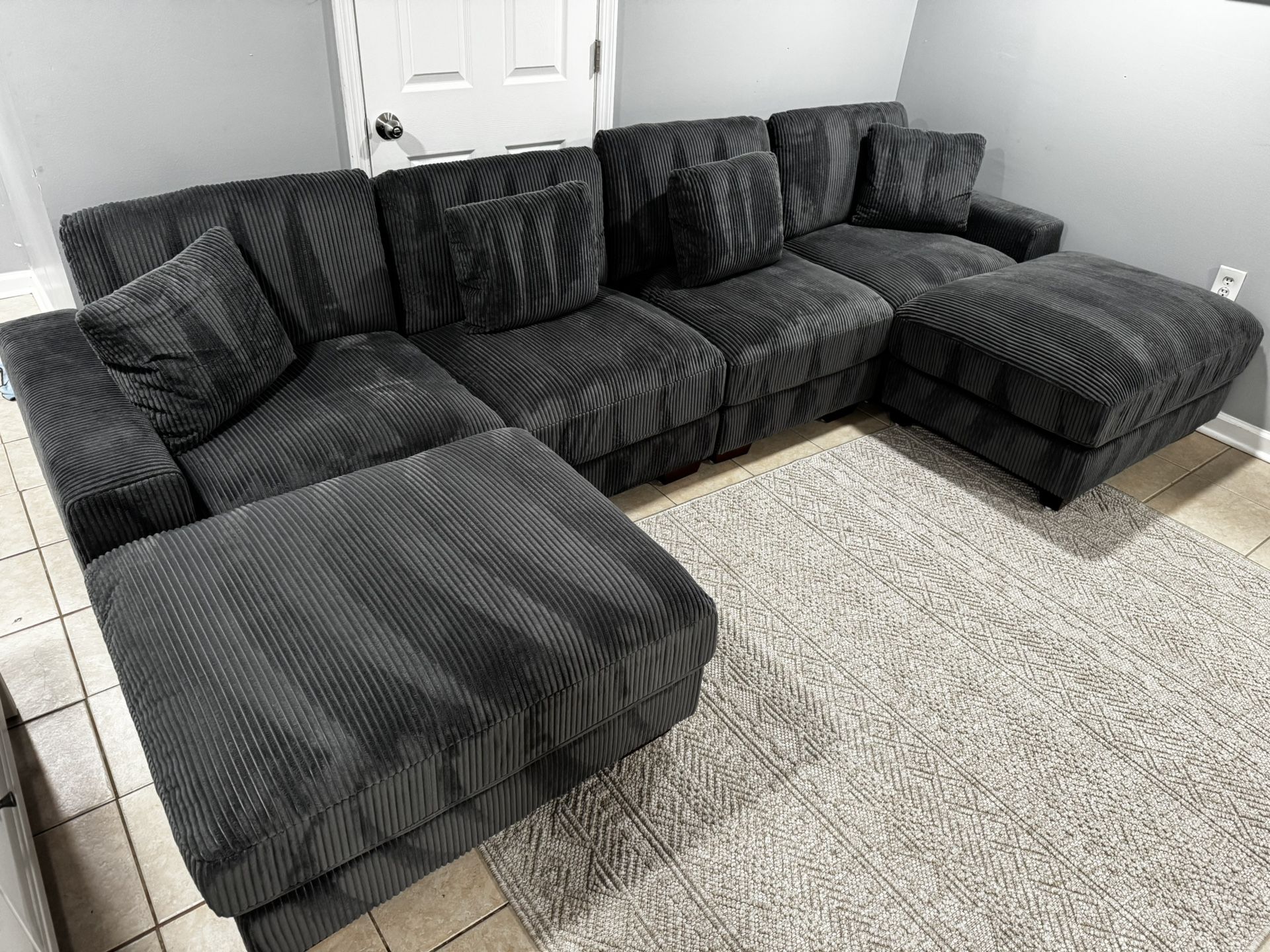 FREE DELIVERY AND INSTALLATION - 🚚 Brand New in Box 📦 Gray 6 Pieces Modular Sectional