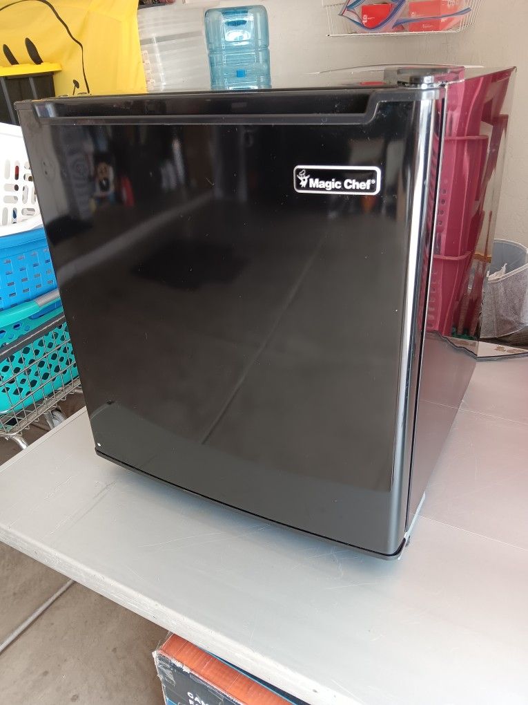 Magic Chef Small Refrigerator Portable Just Like You Works Great $59 Very Firm