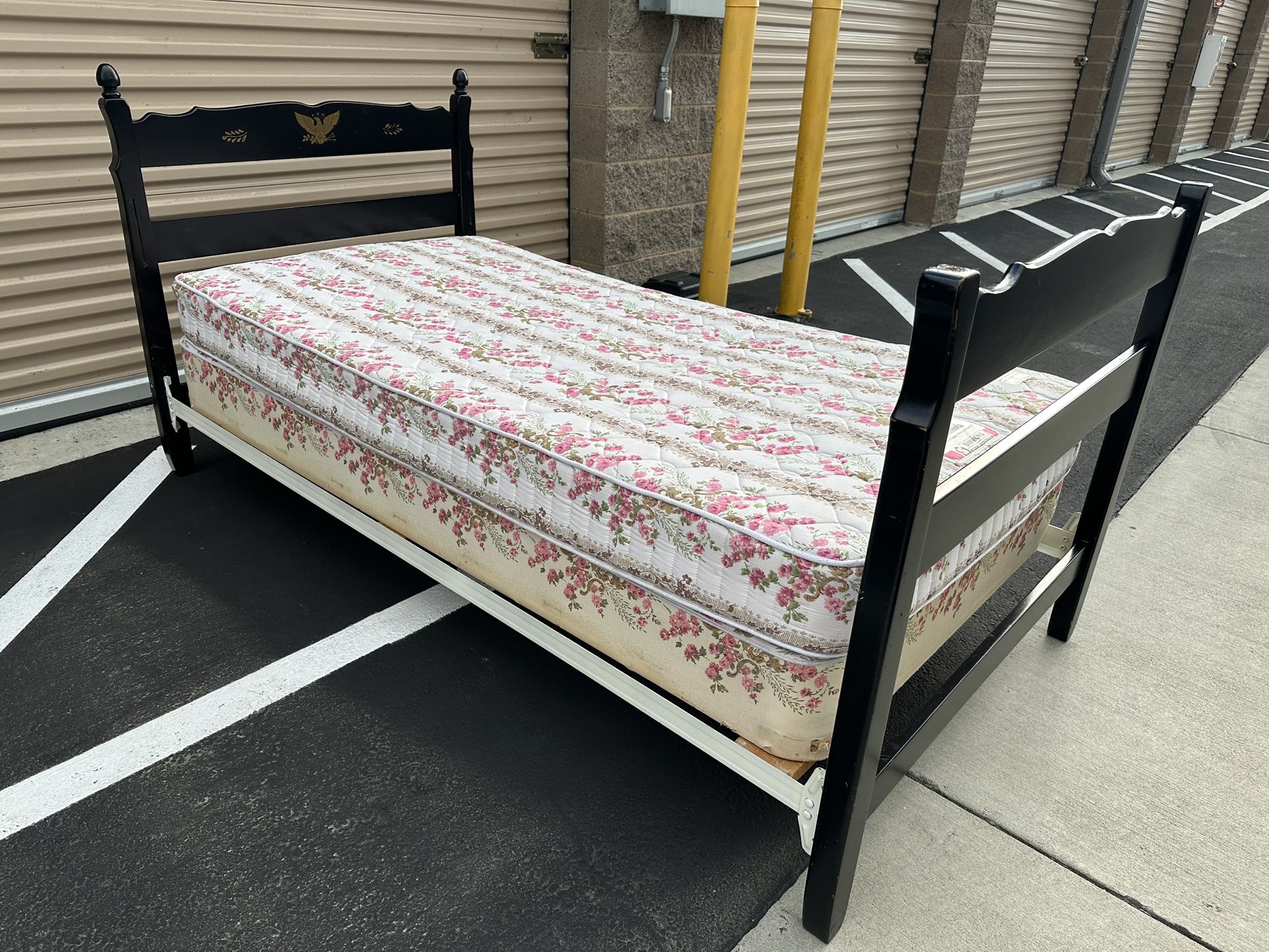 Twin Size Bed With Mattress/ Cama Tamaño Individual Con Colchón