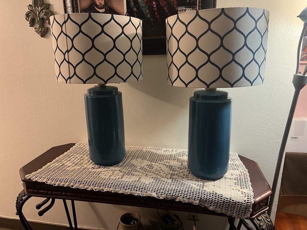 bonitas lámpara están nuevas  salieron del color equivocado son azul turquesa 