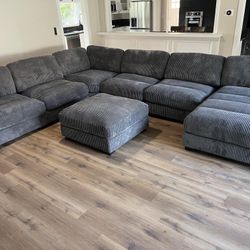 New 7 Piece Modular Sectional Couch! Includes Free Delivery 🚚! 