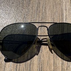 Ray Ban.   Polarized  Aviators.