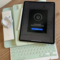 iPad Pro 12.9” (M1 chip / 2021) 5th Generation 128GB with  keyboard case and pen & Accessories 