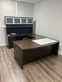 72" W x 102" D Executive U-Shaped Desk with Glass Door Hutch – $700 📦 Florida