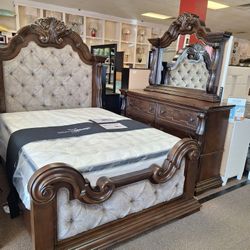B947.... Queen Bed Dresser And Mirror 