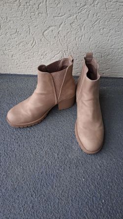 Women's Suede Boots Size 6.5 Brand MIA Fantastic Condition