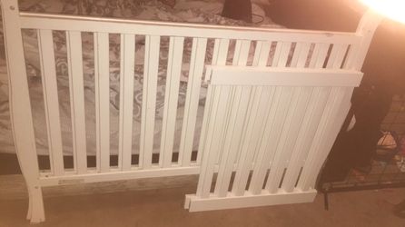 2-in-1 white baby crib