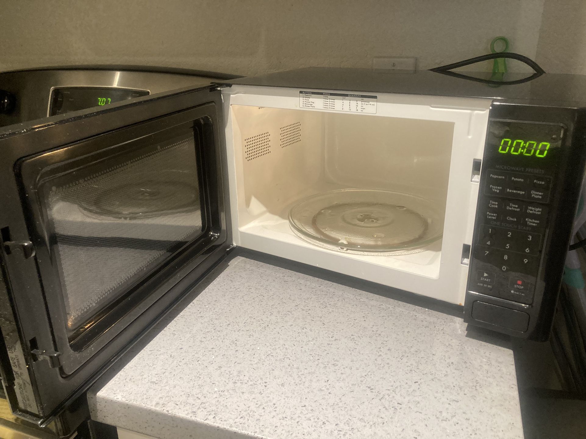 Kenmore 0.7 cu.ft Countertop Microwave oven for Sale in Philadelphia, PA -  OfferUp