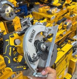Dewalt 20v xr 7-1/4 circular saw tool only