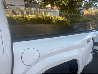 Trifold hard tonneau cover for Toyota Tacoma