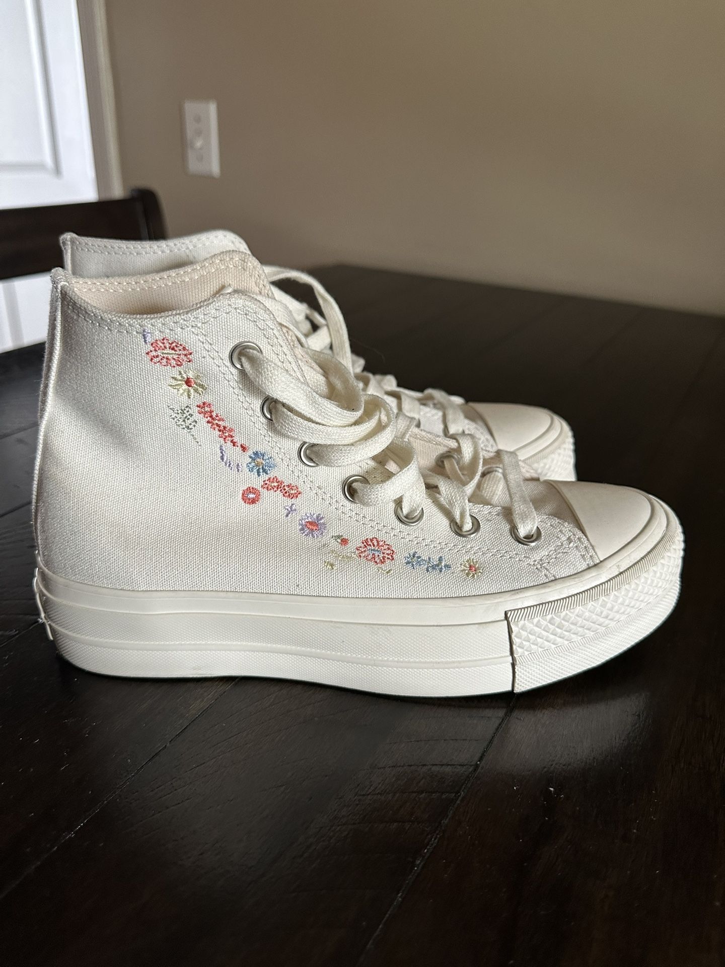 Women’s Converse Sz7 Spring Edition Platform