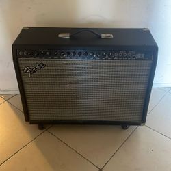 FENDER ULTIMATE CHORUS  NEEDS TO BE FIXED