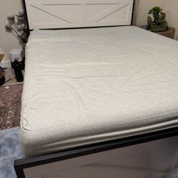 Queen Bedframe 