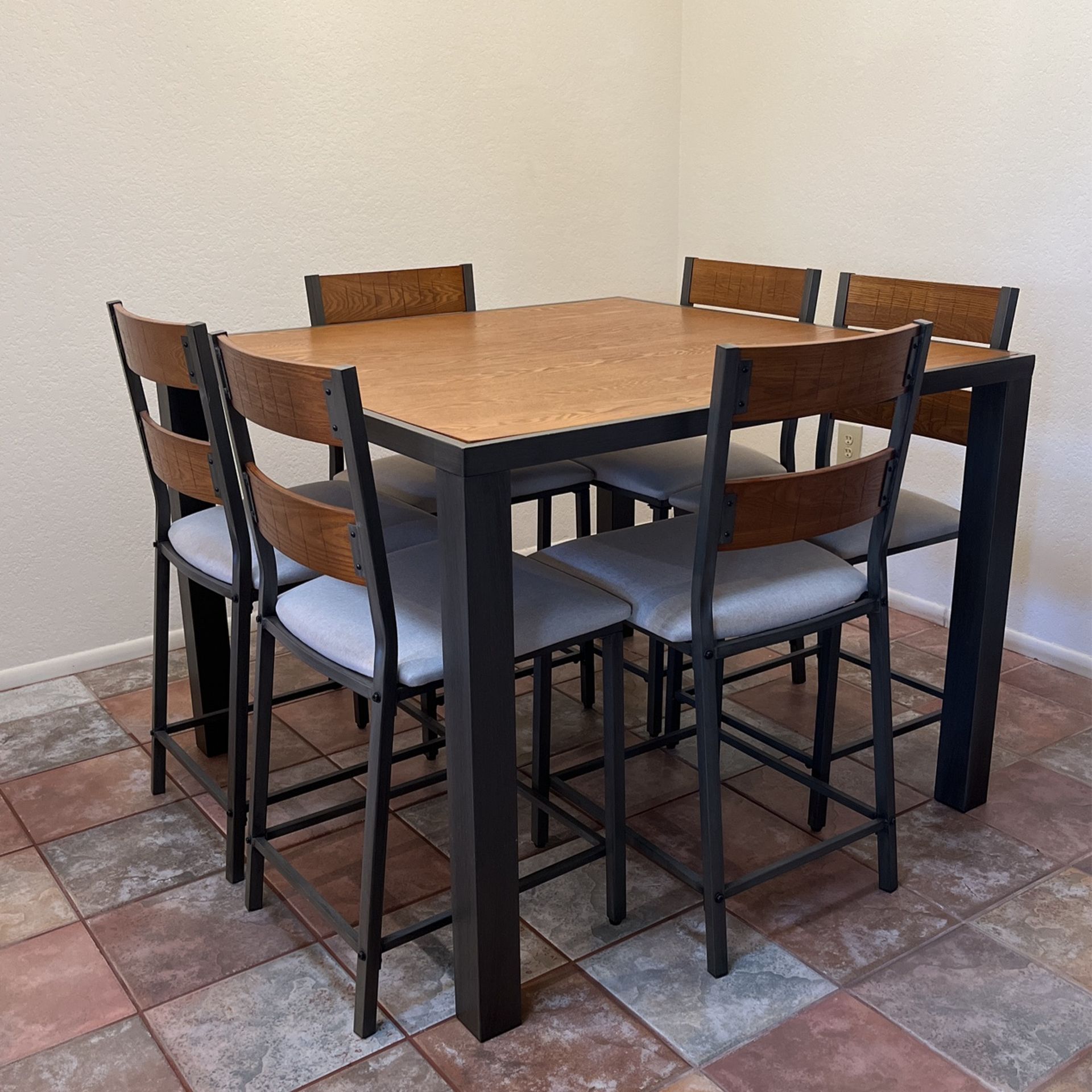 Ashley Furniture Stellany 7pc Barstool and Table Set for Sale in Oro