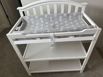 Baby changing table with shelves