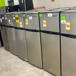 Mini fridge with freezer