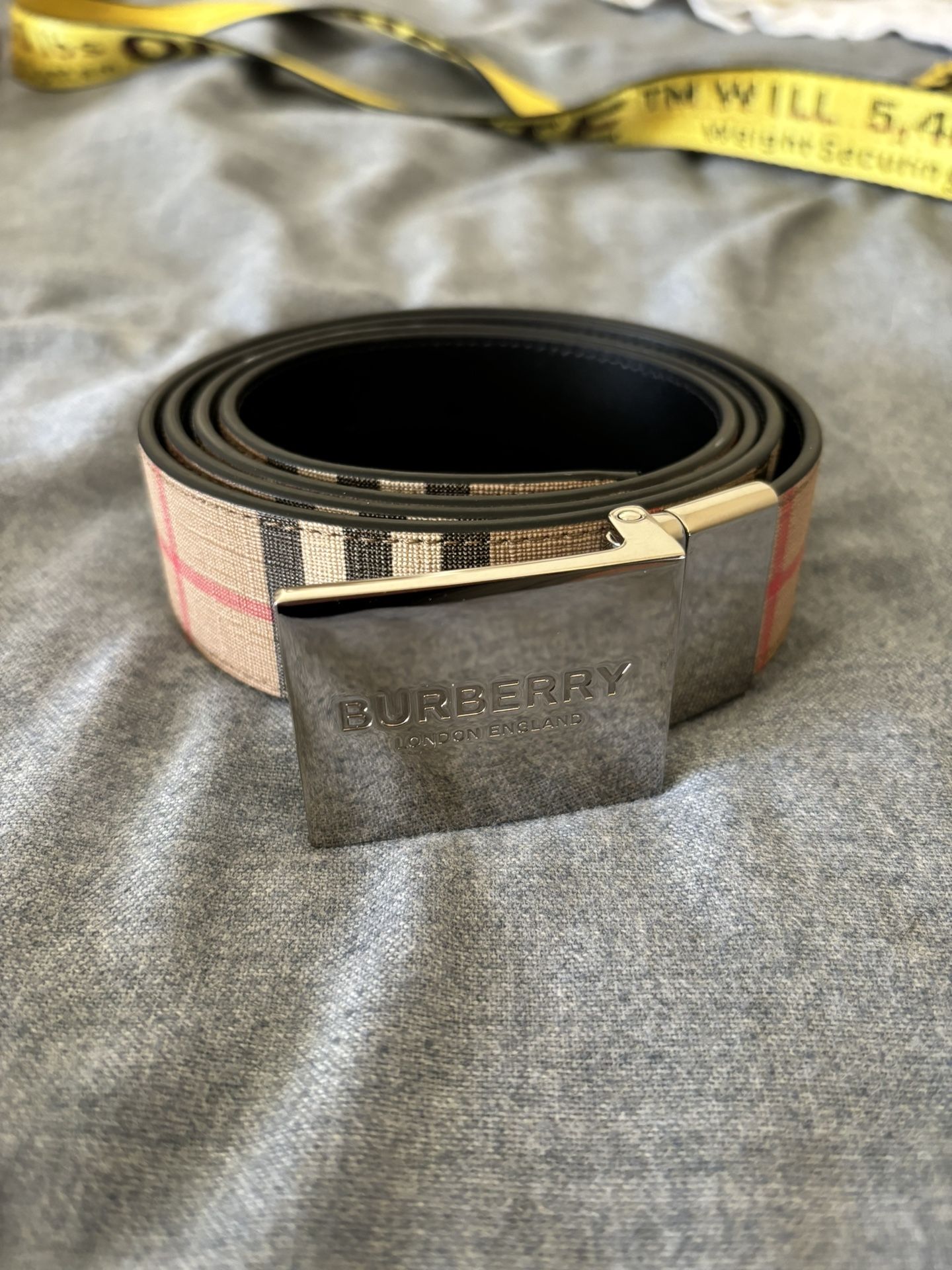 Burberry Reversible Belt (Vintage/Black Color) Size 48/120