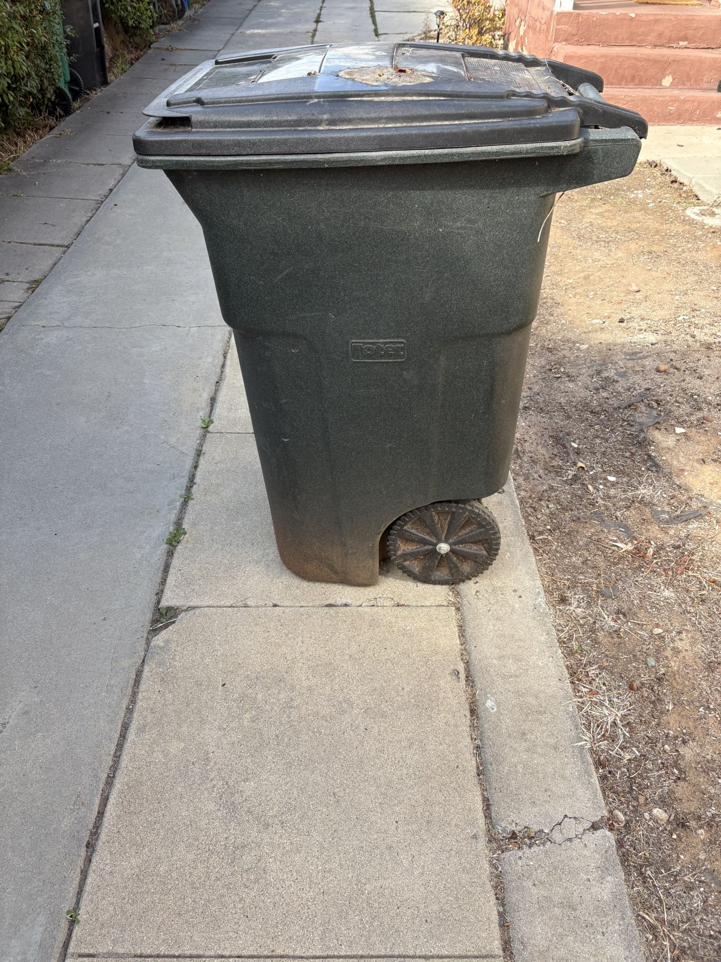 Toter Trash Can 64 Gallon