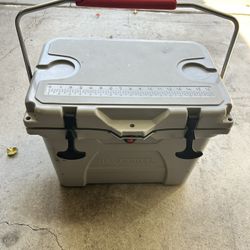 Everbilt Insulated Cooler 27qt