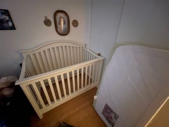 Baby crib white great condition