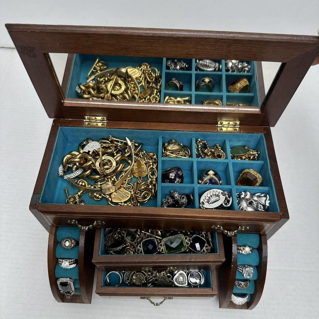 Musical brown and gold jewelry box(179)23