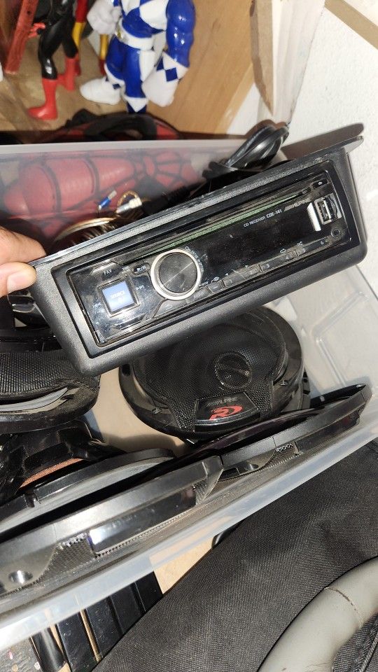 Alpine Stereo Deck CDE-141 & Type R Speakers