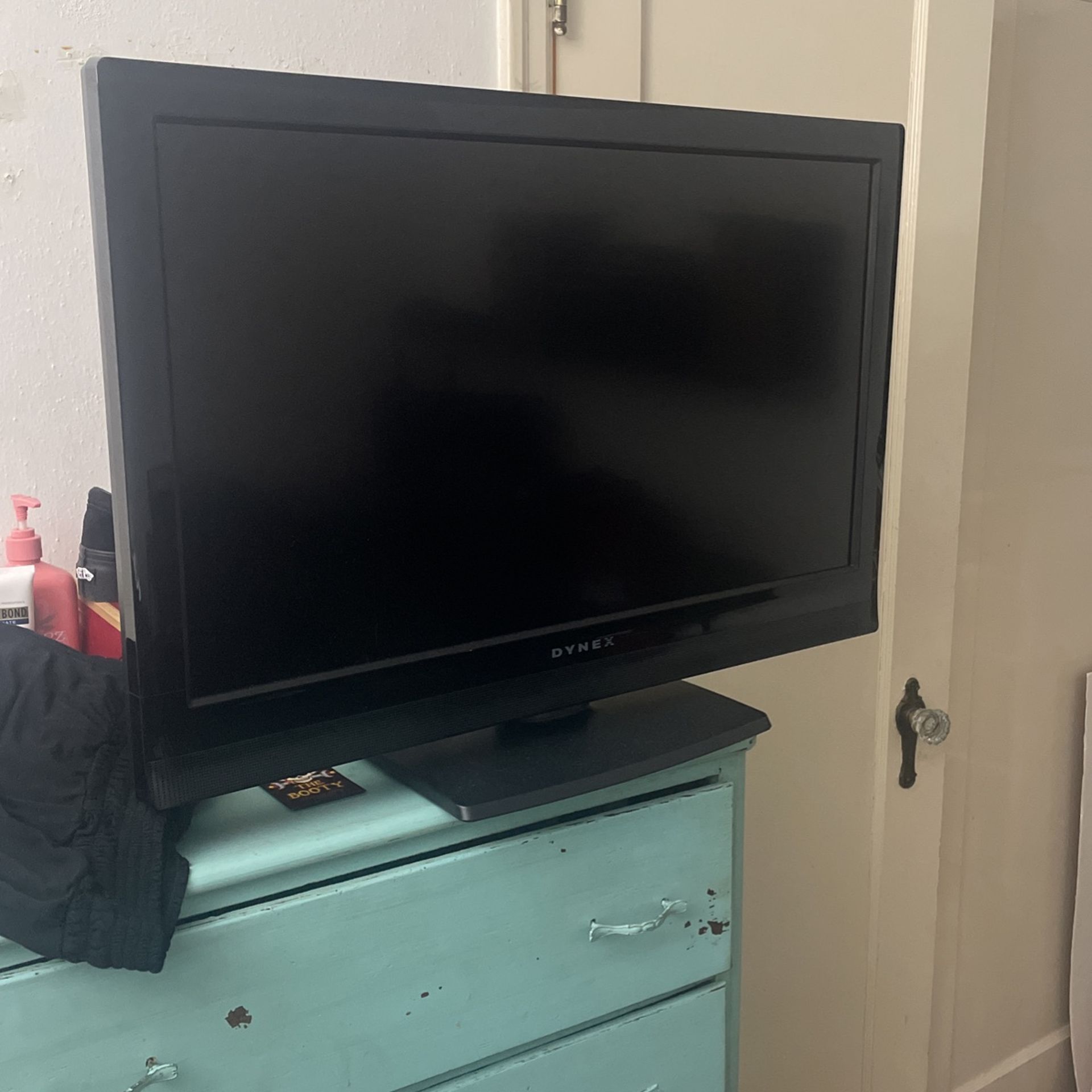 32 Inch LCD tv W/ remote