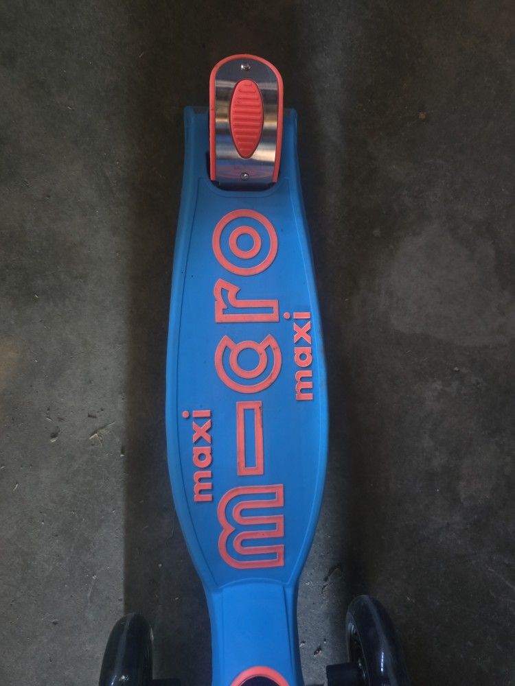Micro Kickboard Maxi Deluxe LED Scooter