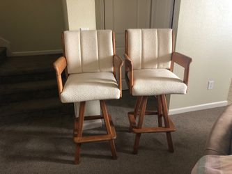 2 bar stools