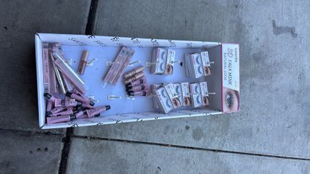 Women’s lashes, lip plumping, lip gloss