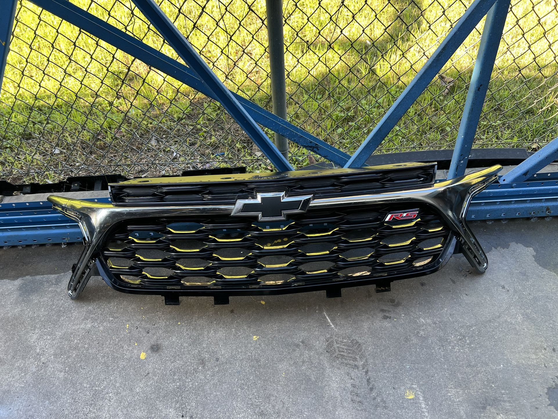 2024-2025 Chevrolet Trax RS Front Grille Used Oem