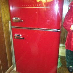 RED Magic Chef Mini Refrigerator/Freezer
